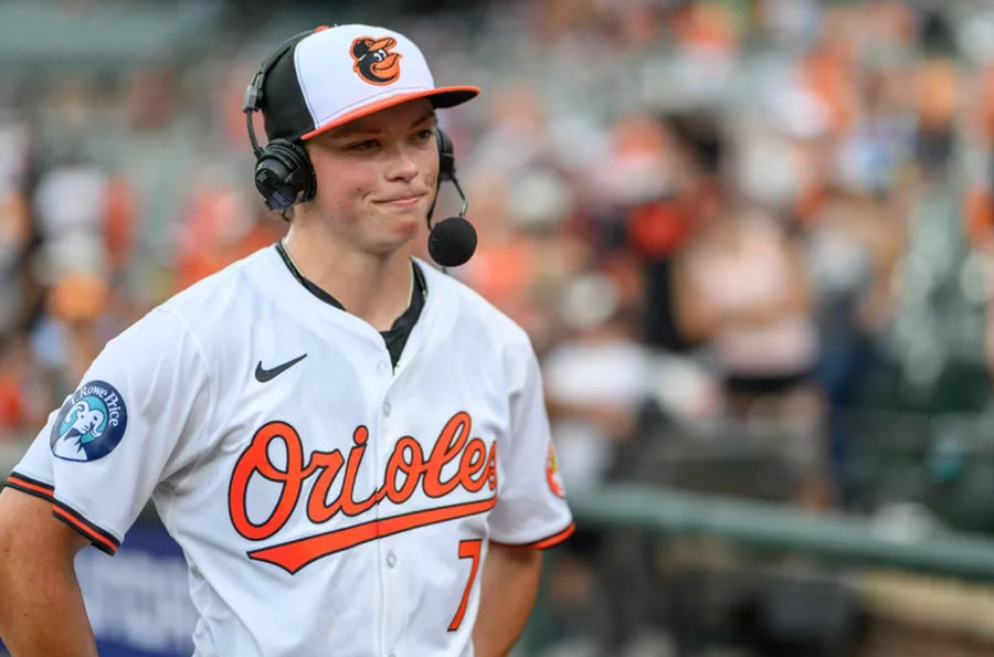 31 de julio de 2024; Baltimore, Maryland, EE. UU.; El segunda base de los Orioles de Baltimore, Jackson Holliday (7), es entrevistado después de un partido contra los Blue Jays de Toronto en el Oriole Park de Camden Yards. Crédito obligatorio: Reggie Hildred-USA TODAY Sports