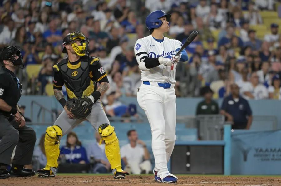 9 de agosto de 2024; Los Ángeles, California, EE. UU.; El receptor de los Piratas de Pittsburgh, Yasmani Grandal (6), y el bateador designado de los Dodgers de Los Ángeles, Shohei Ohtani (17), observan el vuelo de la pelota en un jonrón de dos carreras en la tercera entrada en el Dodger Stadium. Crédito obligatorio: Jayne Kamin-Oncea-USA TODAY Sports