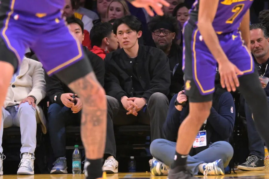 Jan 21, 2025; Los Angeles, California, USA; Los Angeles Dodgers pitcher Roki Sasaki, center, attends the game between the Los Angeles Lakers and the Washington Wizards at Crypto.com Arena. Mandatory Credit: Jayne Kamin-Oncea-Imagn Images
