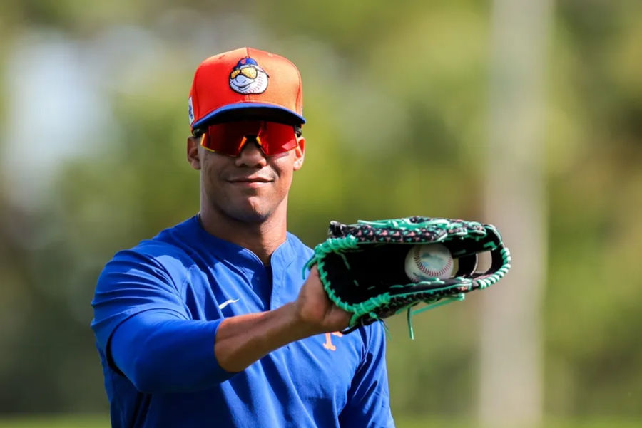 Feb 19, 2025; Port St. Lucie, FL, USA; New York Mets right fielder Juan Soto (22) plays catch during a spring training workout at Clover Park. Mandatory Credit: Sam Navarro-Imagn Images