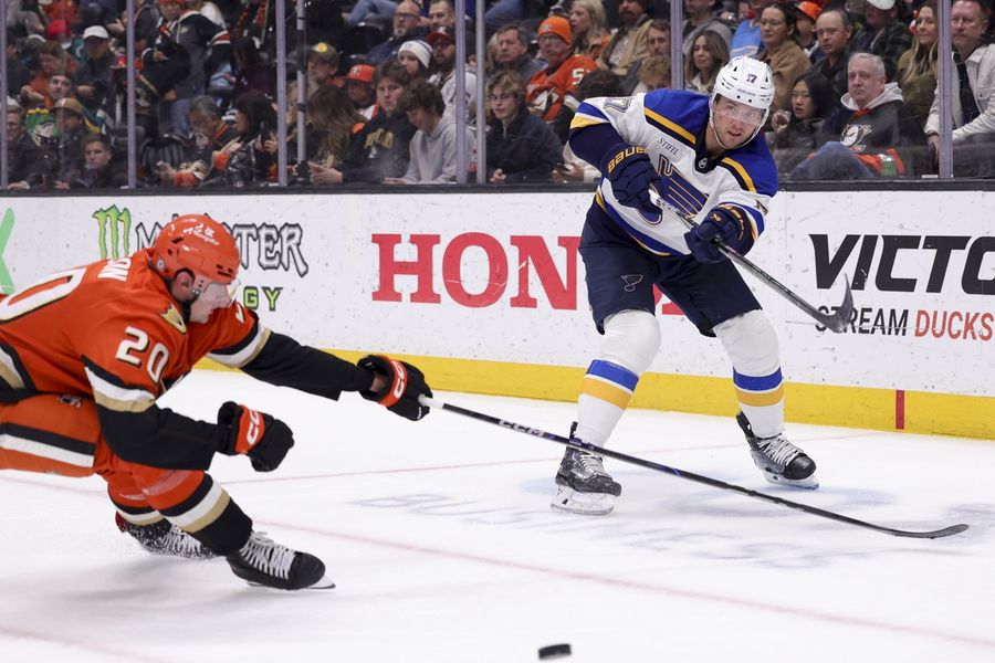 Brayden Schenn's two-goal night guides Blues past Ducks