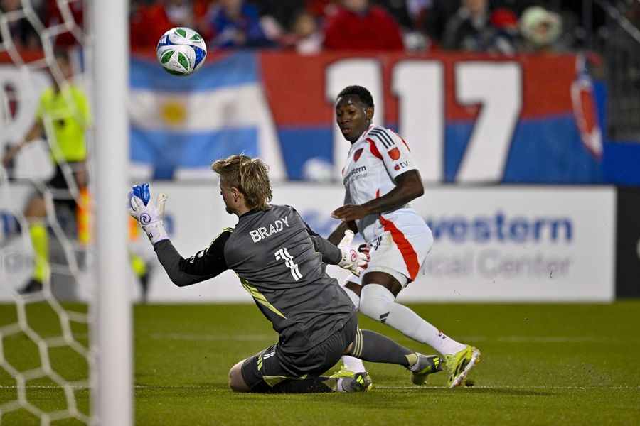 Chicago catches fire with three late goals to down FC Dallas