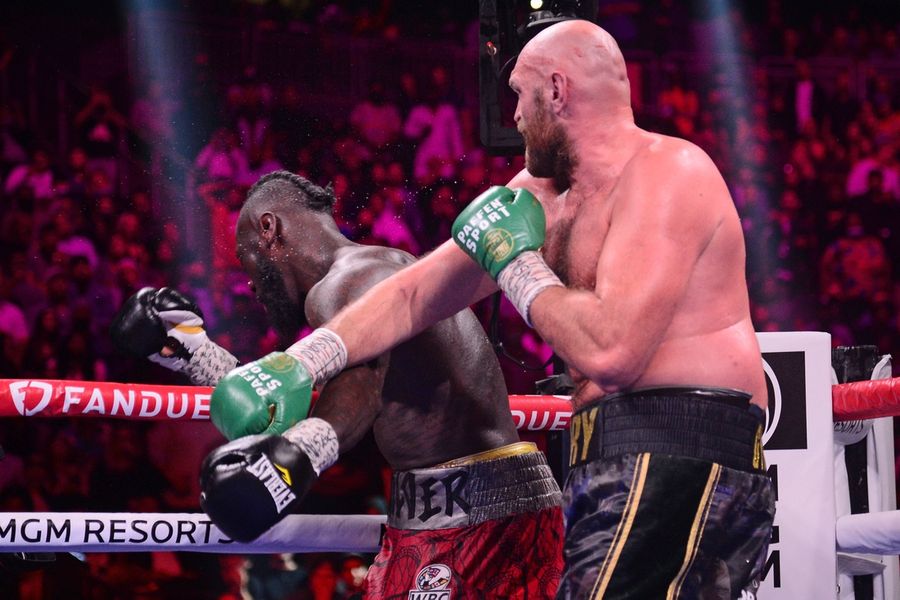 Oleksandr Usyk keeps titles from Tyson Fury in heavyweight rematch