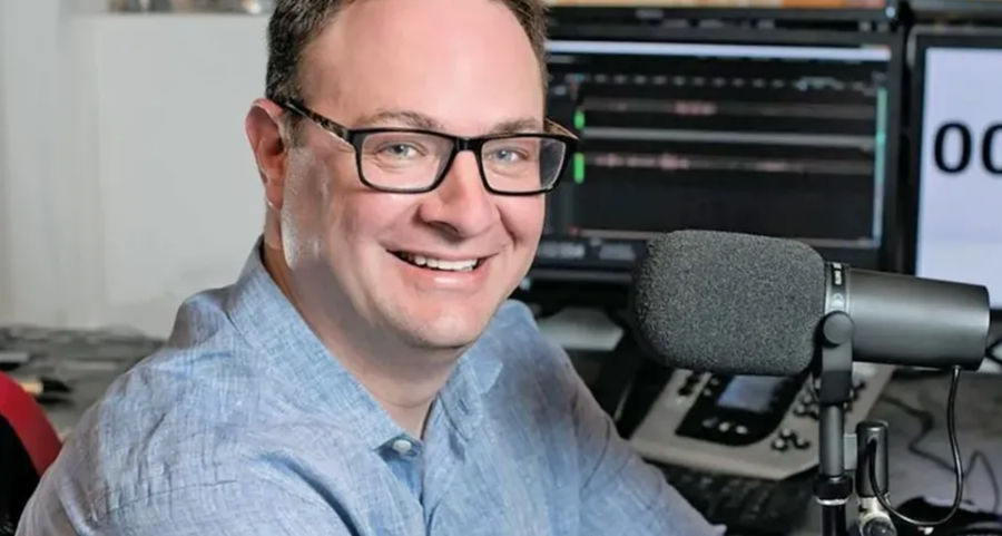 Adrian Wojnarowski Auctioning Off Old iPhones for NIL Money Is Genius