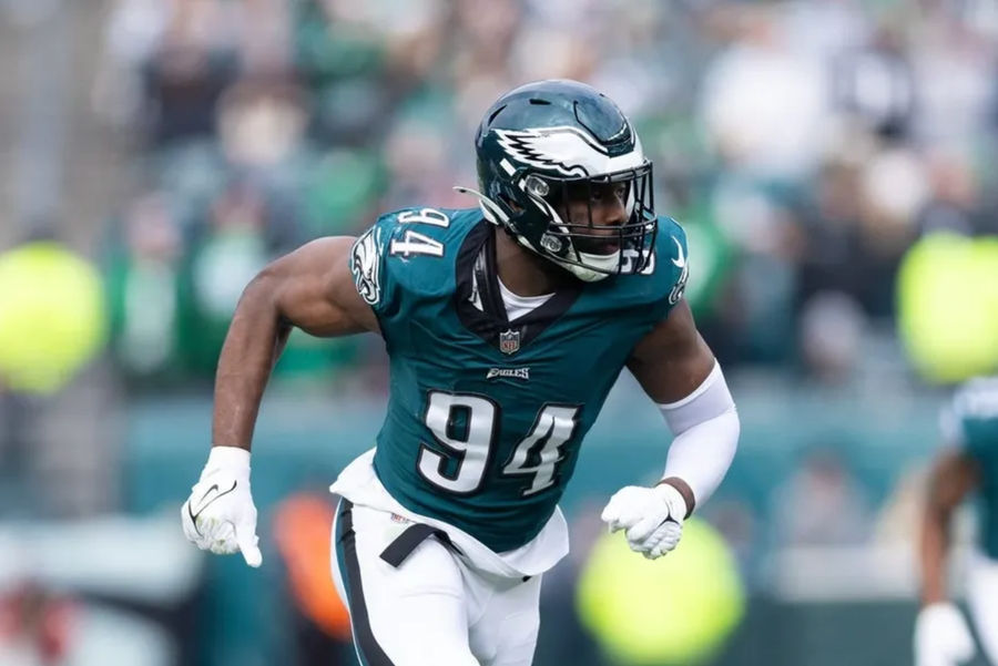 31 de diciembre de 2023; Filadelfia, Pensilvania, EE. UU.; El ala defensiva de los Philadelphia Eagles, Josh Sweat (94), en acción contra los Arizona Cardinals en el Lincoln Financial Field. Créditos: Bill Streicher-USA TODAY Sports