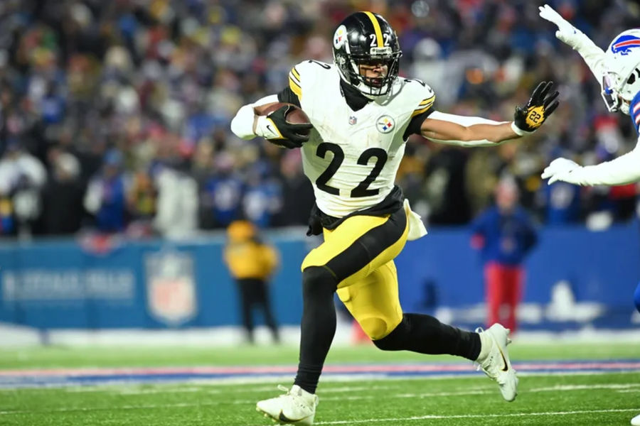15 de enero de 2024; Orchard Park, Nueva York, EE. UU.; El corredor de los Pittsburgh Steelers, Najee Harris (22), corre con el balón en la primera mitad contra los Buffalo Bills en un juego de comodines de la AFC de 2024 en el Highmark Stadium. Crédito obligatorio: Mark Konezny-USA TODAY Sports