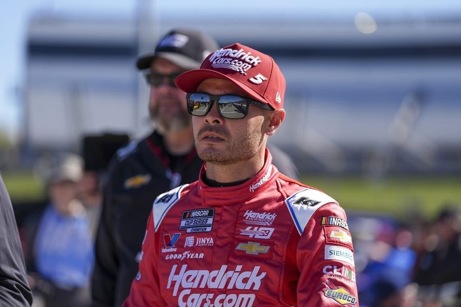 Kyle Larson edges nemesis Bubba Wallace for Martinsville pole