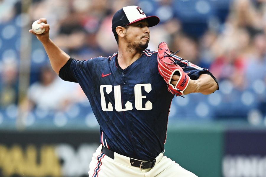 Los Yankees firman al lanzador derecho Carlos Carrasco con un contrato de ligas menores