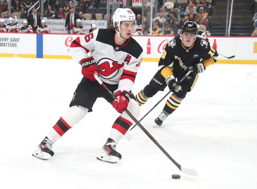 Jack Hughes marca dos goles y los Devils superan a los Pens en la tanda de penaltis