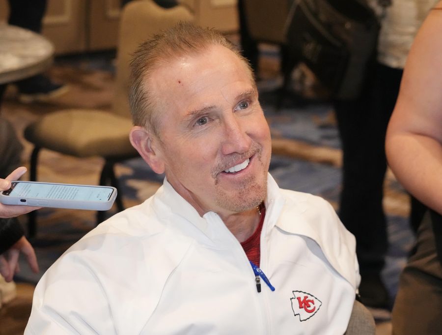 La defensa poco conocida de los Chiefs elogia a la "musa espiritual" Steve Spagnuolo