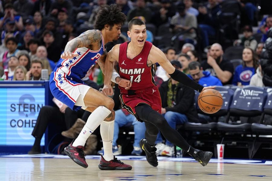 Tyler Herro anota 30 y el Heat derrota a los 76ers