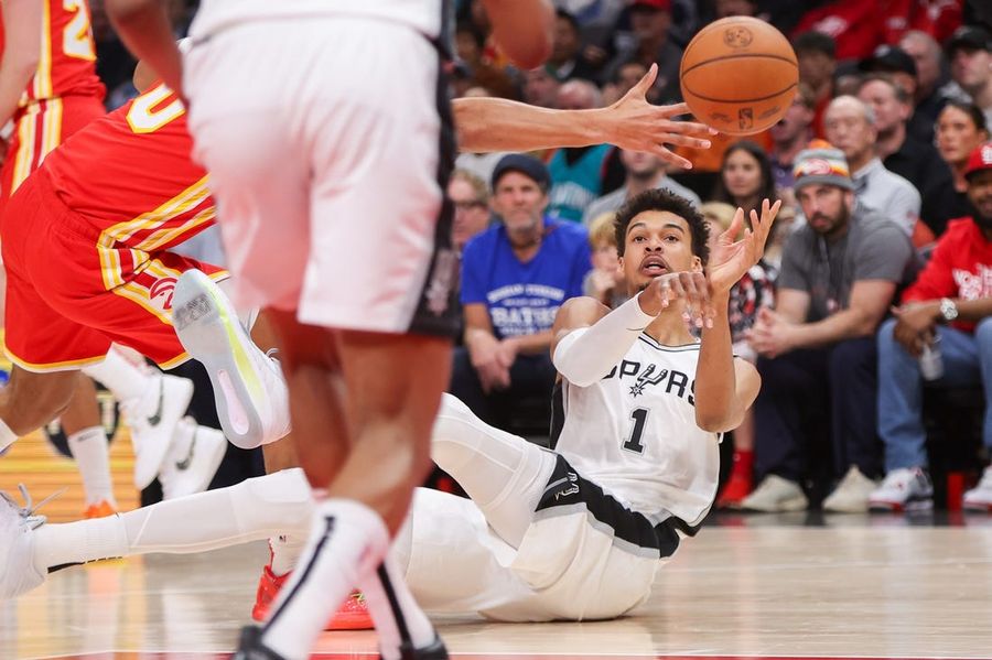 De'Aaron Fox brilla en su debut y ayuda a los Spurs a superar a los Hawks
