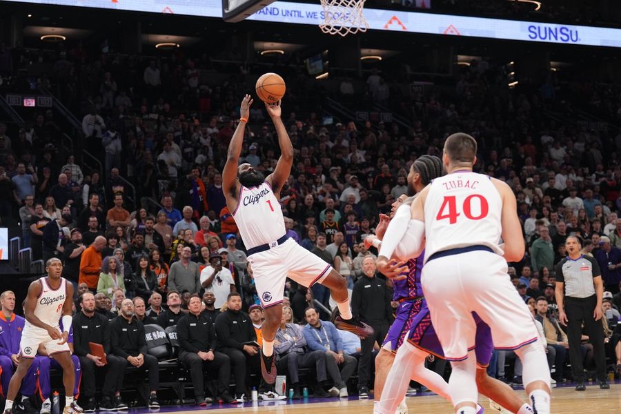 Clippers' James Harden soars into meeting with Knicks