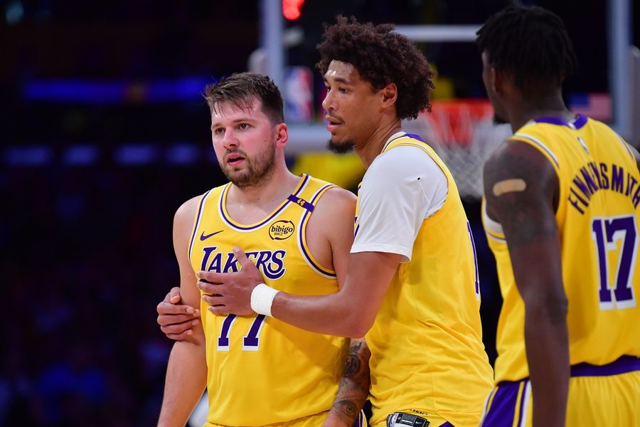Lakers storm back, beat Knicks in OT for 8th straight win