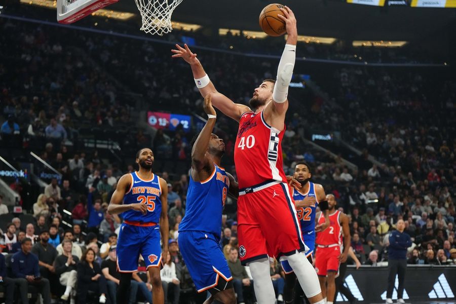 Clippers pull away late, hand Knicks third straight loss