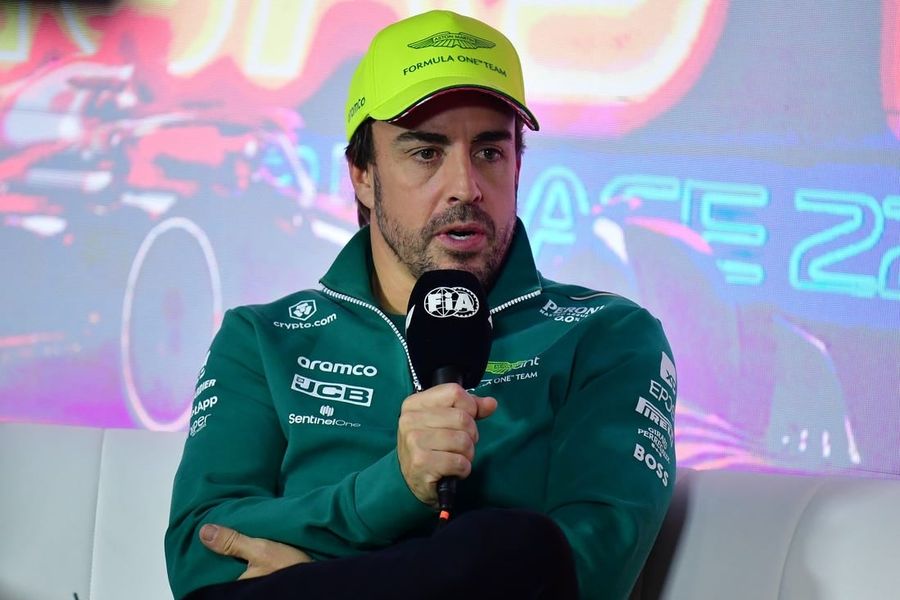 Aston Martin re-signs Fernando Alonso through 2026