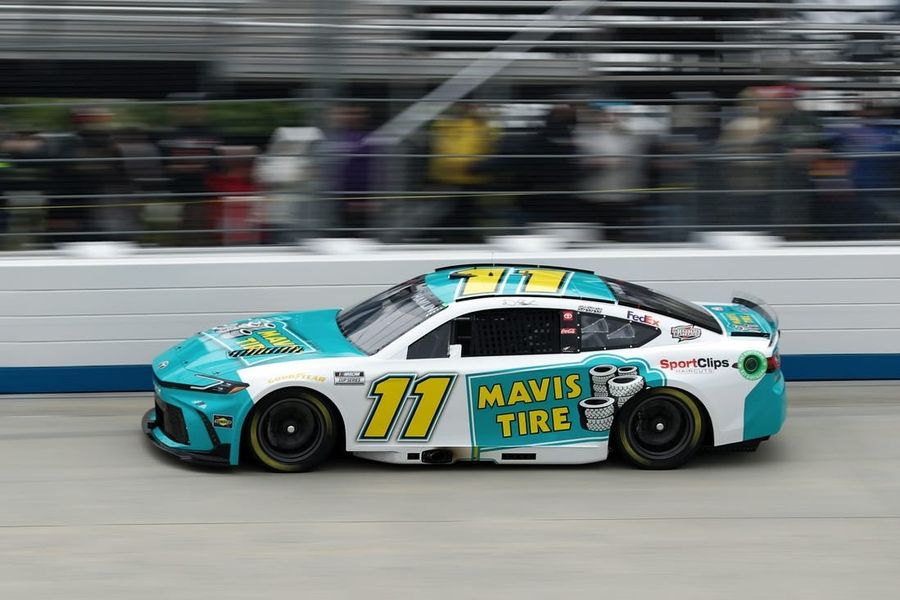 Denny Hamlin holds off Kyle Larson to prevail at Dover
