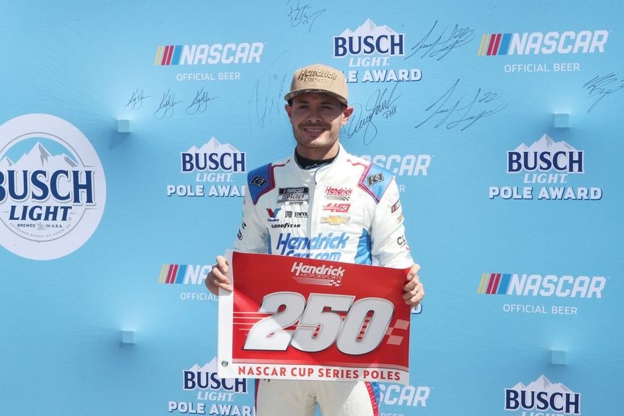 Kyle Larson captures third consecutive pole in Texas